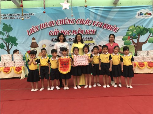 Các bé trường MN Chim Én  tham gia “Liên hoan chúng cháu vui khỏe cấp Quận” năm học 2017-2018 với tinh thần hào hứng, sôi nổi.